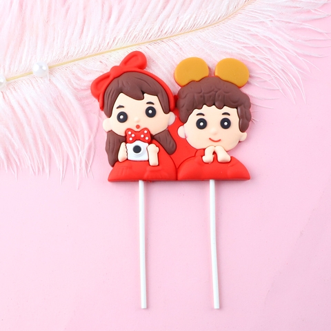 Que kute nhựa bé trai gái áo đỏ+máy ảnh