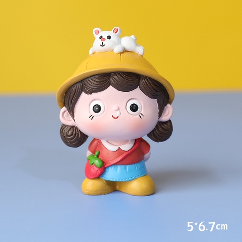 Bé gái mũ vàng đội cún túi dâu tây sứ