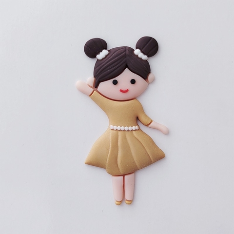 Que kute bé gái tóc natra váy vàng