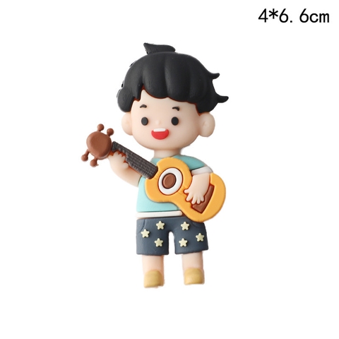 Kute bé trai tóc đen đứng cầm đàn ghita