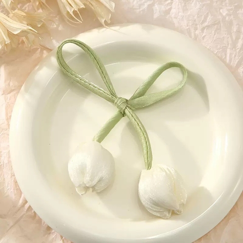 Dây hoa tuylip vải làm nơ màu trắng
