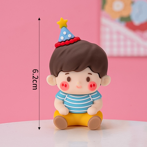 Kute Bé Trai NGỒI áo kẻ Xanh + má hồng đội mũ sinh nhật NHỰA ĐẶC