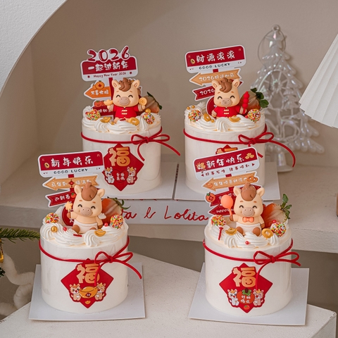 Kute ngựa ngồi cầm bóng cam