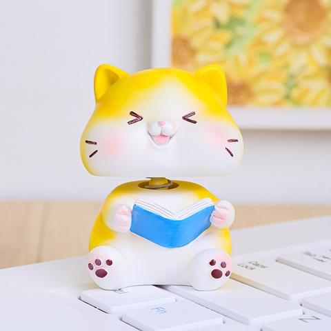 Trang trí MÈO VÀNG đọc sách xanh SỨ ( CỔ LÒ XO)-5cm