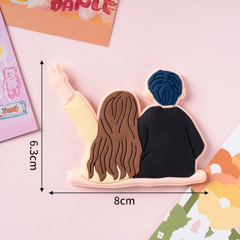 Kute cặp trai gái áo đen vàng ngồi quay lưng