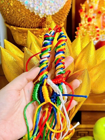 Sợi ngũ sắc treo xe