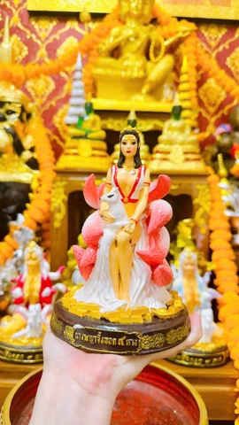 Ajran Suwan - Tượng tiên nữ 9 đuôi ôm cáo