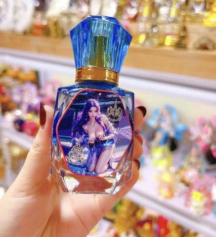 Nước hoa cô gái áo tím tóc tím sexy