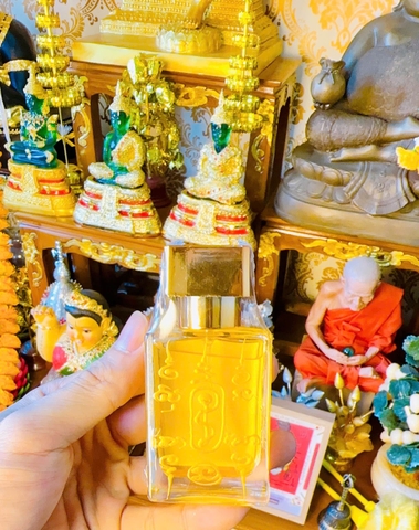 Nước hoa cô gái sexy vàng tóc tím