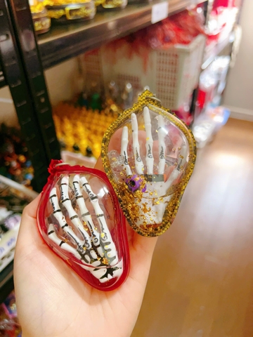 Amulet bàn tay ôm xúc xắc - cờ bạc