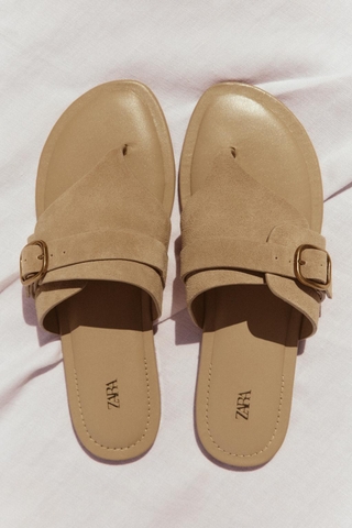 SPLIT SUEDE BUCKLE SANDALS