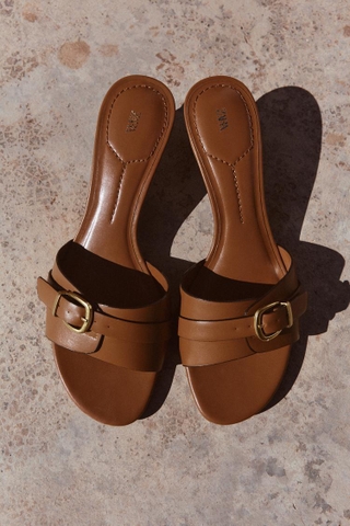 BUCKLE HEEL SANDAL
