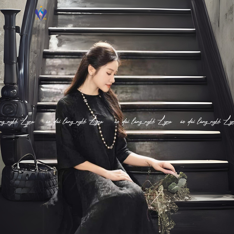 Áo Dài Gấm Suông Màu Đen Tuyền Cổ Tròn Tay Lỡ Sang Trọng, Cuốn Hút