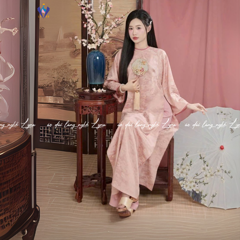 Áo Dài Gấm Suông Phấn Ngọc Hoàng Yến Sang Chảnh – Tôn Da, Che Khuyết Điểm
