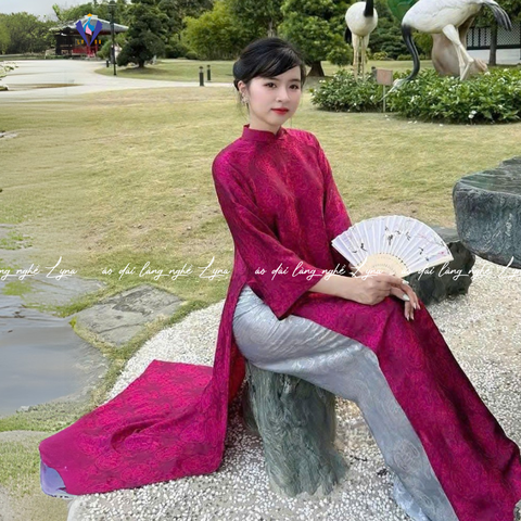 Áo Dài Gấm Suông Sen Ngọc Cung Tâm – Thiết Kế Sang Trọng, Quý Phái, Tôn Dáng, Che Khuyết Điểm