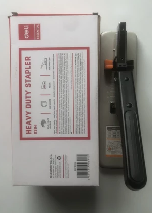 Dập ghim hạng Trung Deli 100 tờ 394