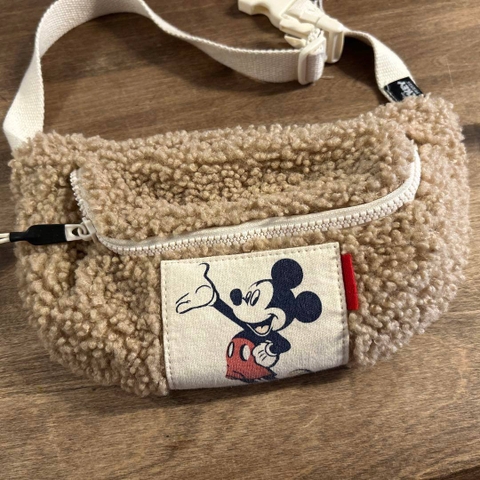 Túi đeo bụng Mickey ZARA màu be