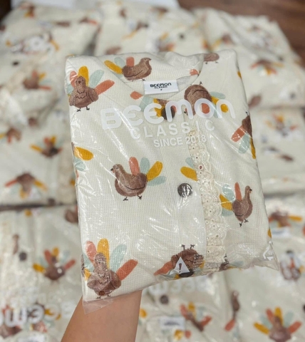 Bộ pyjama dài tay cổ tròn Beemon hoạ tiết công màu be