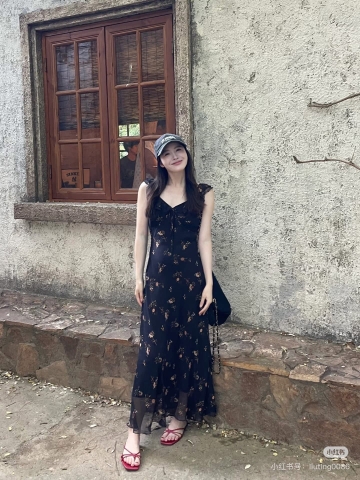 Váy maxi hai dây hoa nhí màu đen