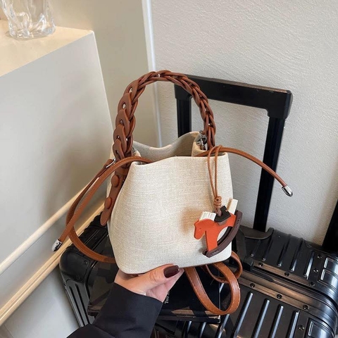 Túi giỏ quai tết đeo chéo kèm charm ngựa 15*16*13cm