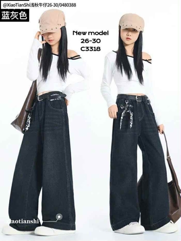 Quần jeans suông màu đen kèm belt có tag chữ Dior, charm da beo