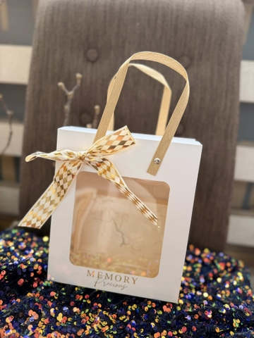 Túi giấy đựng quà mặt kính màu trắng quai nâu