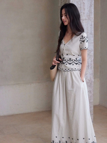 Bộ thô Na Na áo kẻ sọc trắng thêu hoa cổ V quần dài cho nữ
