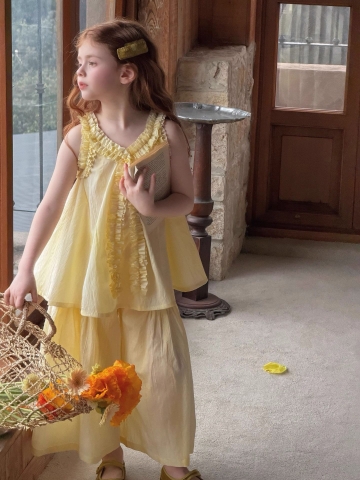 Bộ sát nách voan tơ phối bèo màu vàng quần suông bé gái