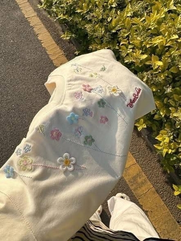 Áo phông cộc tay thêu hoa màu trắng kem
