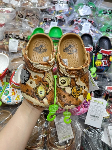 Dép sục Crocs khủng long Jurassic World màu nâu
