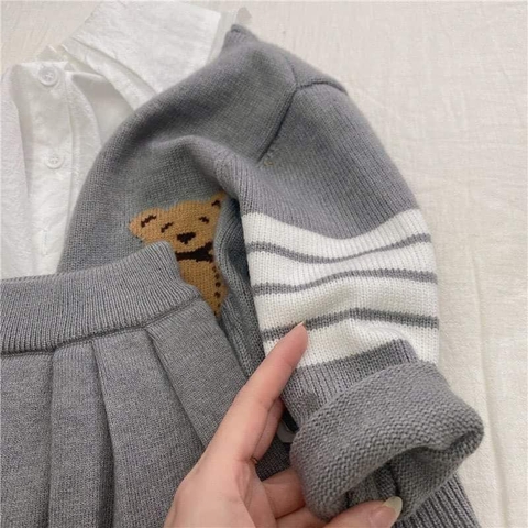 Bộ len màu ghi áo cardigan kèm chân váy xếp li thêu hình gấu bé gái