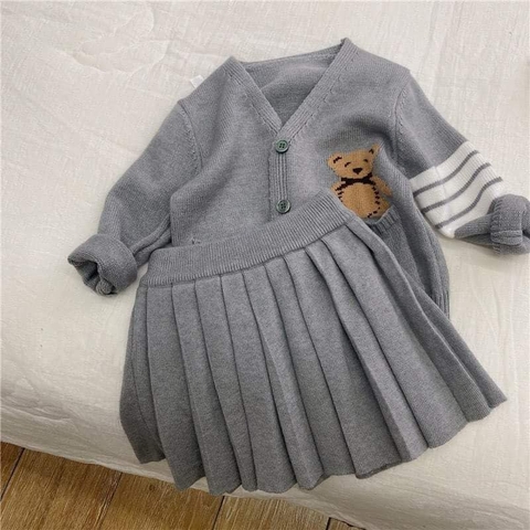 Bộ len màu ghi áo cardigan kèm chân váy xếp li thêu hình gấu bé gái