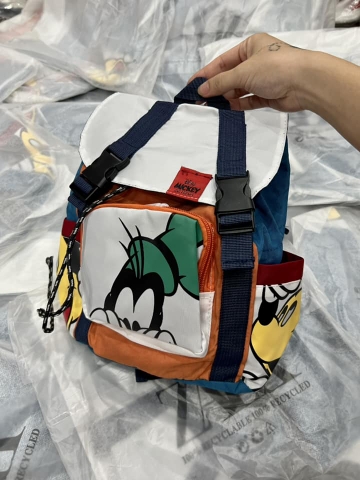 Balo Zara mẫu Mickey Goofy phối xanh cam