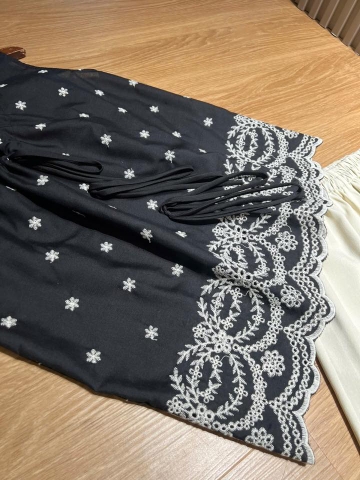 Bộ TOPSHOP áo sát nách hoa thị đen, quần suông be dài