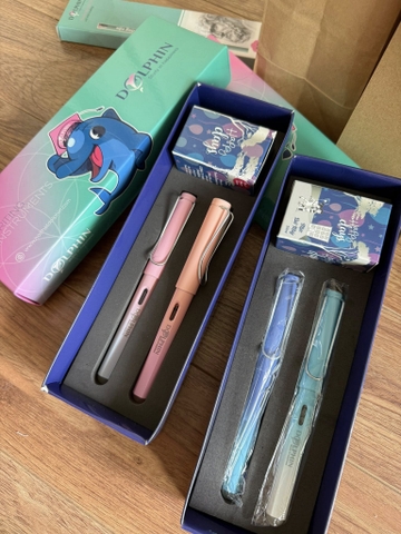 Set 2 bút máy công thái học kèm hộp mực DOLPHIN 2 màu xanh, hồng
