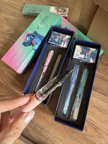 Set 2 bút máy công thái học kèm hộp mực DOLPHIN 2 màu xanh, hồng