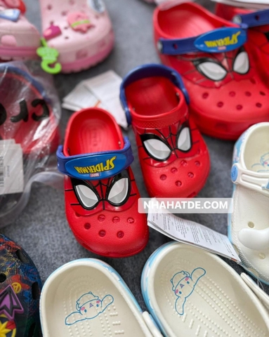Dép Sục Crocs Spiderman đỏ quai xanh