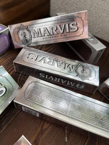 Kem đánh răng Marvis 85g - WHITENING MINT