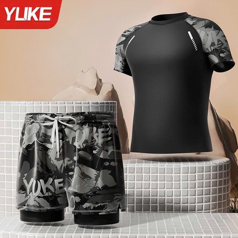 Bộ bơi nam Yuke áo cộc tay quần 2 lớp màu đen phối xanh lá và xám