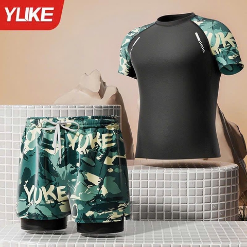 Bộ bơi nam Yuke áo cộc tay quần 2 lớp màu đen phối xanh lá và xám