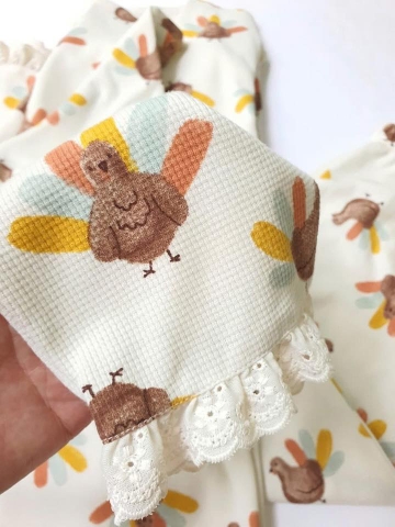 Bộ pyjama dài tay cổ tròn Beemon hoạ tiết công màu be