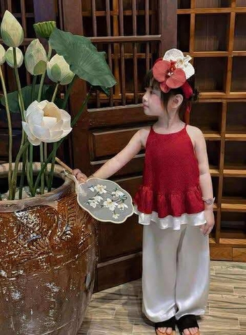 Set 3 món Hi.Sun yếm đỏ ,quần, mấn hoa cài đầu cho bé