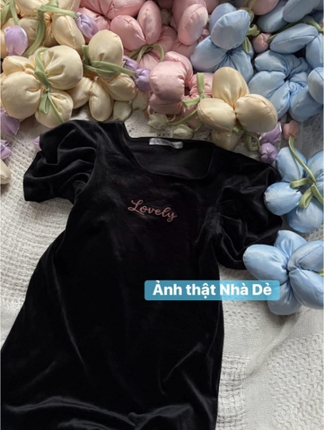 Váy nhung đen chữ Lovely hồng tay bồng hãng GEE JAY GIRLS