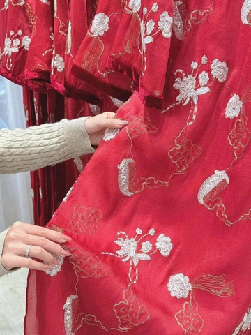 Áo dài voan ren BÉ màu đỏ thêu hoa quần nhung suông