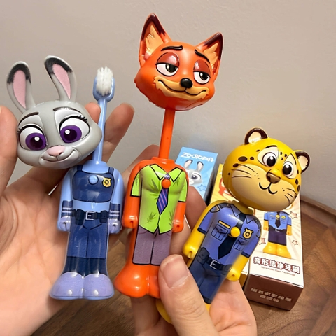 Set 3 bàn chải Zootopia có nắp cáo cam, báo vàng, thỏ tím