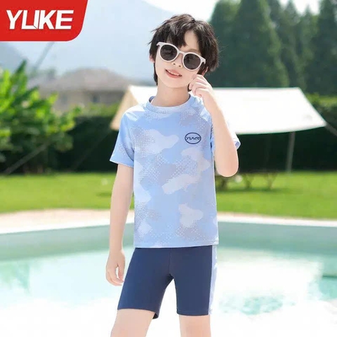 Bộ bơi YUKE rằn ri cộc tay quần sooc bé trai 2 màu xanh lá, xanh dương