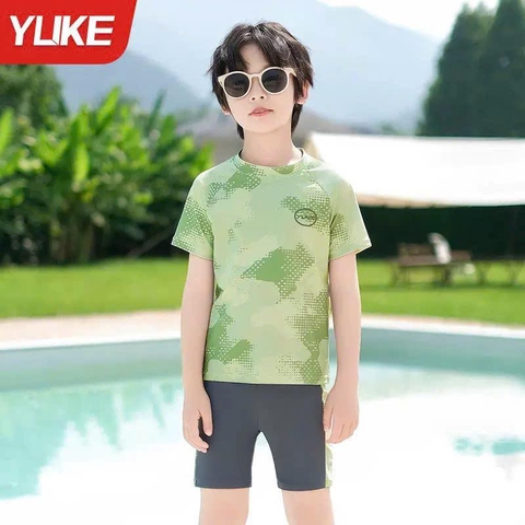 Bộ bơi YUKE rằn ri cộc tay quần sooc bé trai 2 màu xanh lá, xanh dương