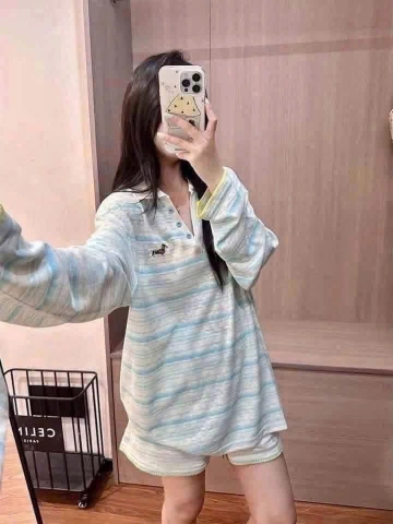Bộ áo polo dài tay mix quần sooc kẻ sọc ngang thêu hình chó 2 màu xanh, hồng