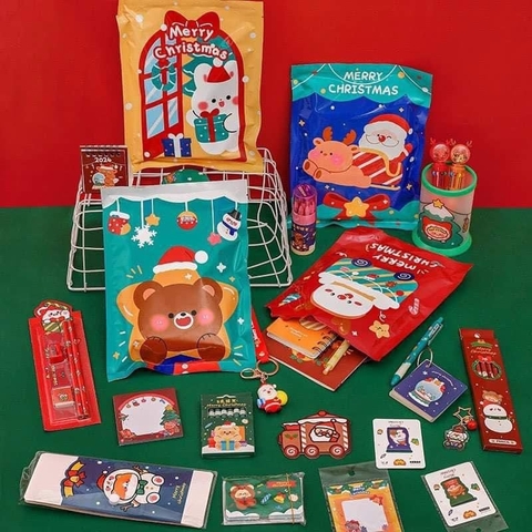 Set túi quà Giáng sinh bất ngờ 4 mẫu cho bé sản phẩm dụng cụ học tập chủ đề Noel