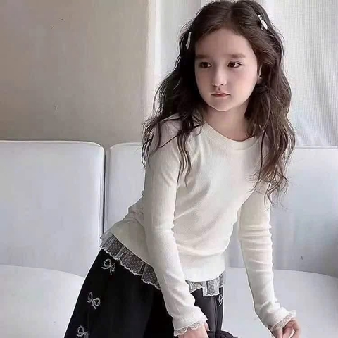 Áo trắng thun gân dài tay viền ren bé gái
